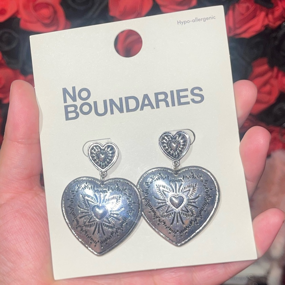 No boundaries earrings heart gray rings 🐼